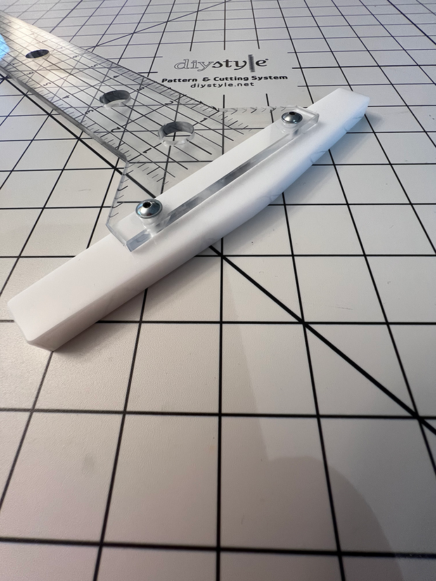 Thick Fabrics DIYStyle Pattern and Cutting System with 24" Pro T-Square